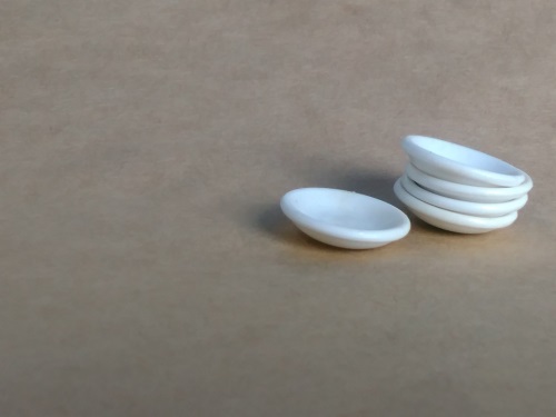 ミニチュアの　白い食器　と　ブラウンの食器