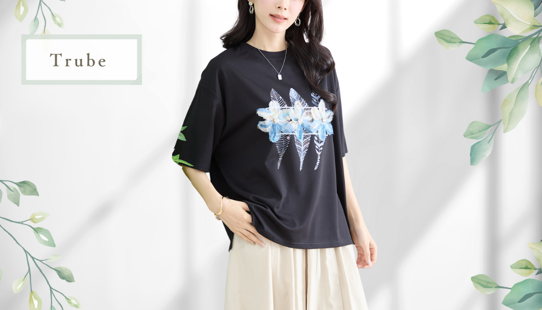 TRUBE【2025新作】【M〜L】立体フラワーフェザープリントTシャツ ブラック