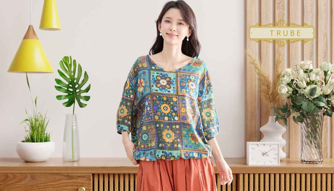 TRUBE【2025新作】【M〜L】エスニックフラワーパネルプリントVネックプルオーバー