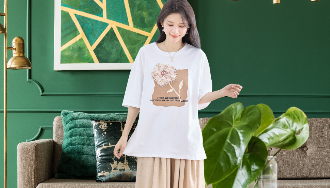 TRUBE【2025新作】【L〜LL】立体フラワーモチーフ付きロゴプリントTシャツ