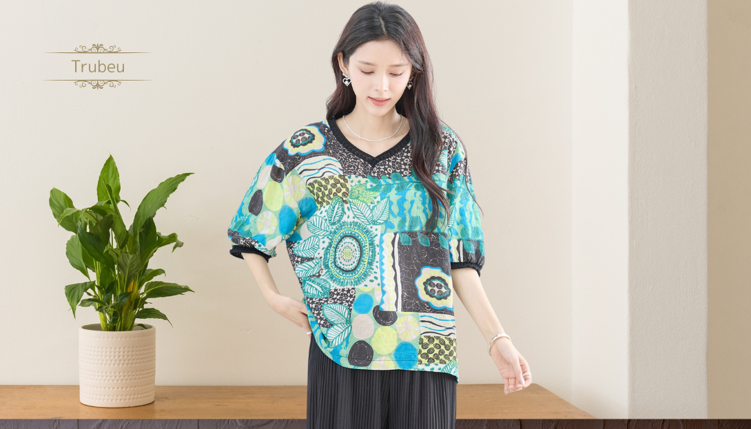 TRUBE【2025新作】【M〜L】モダンアートプリントVネックトップス