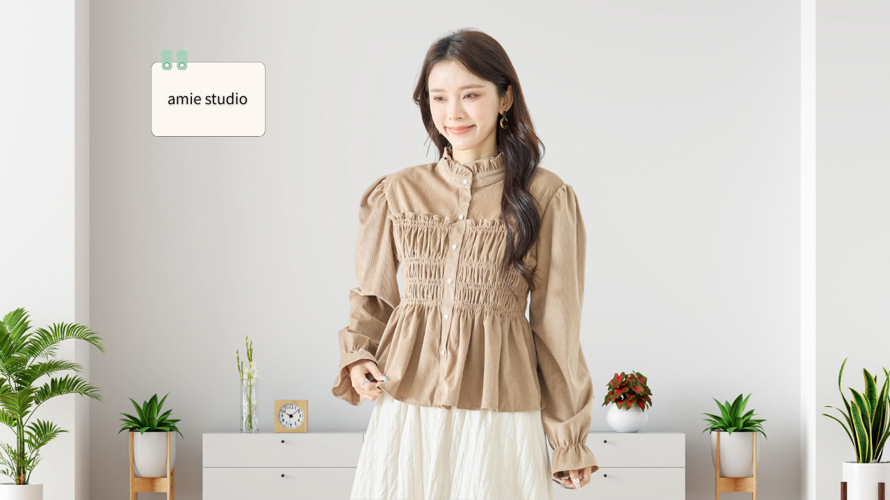 amie studio【2025新作】【M〜L】パール釦付きシャーリングペプラムフリルブラウス モカ