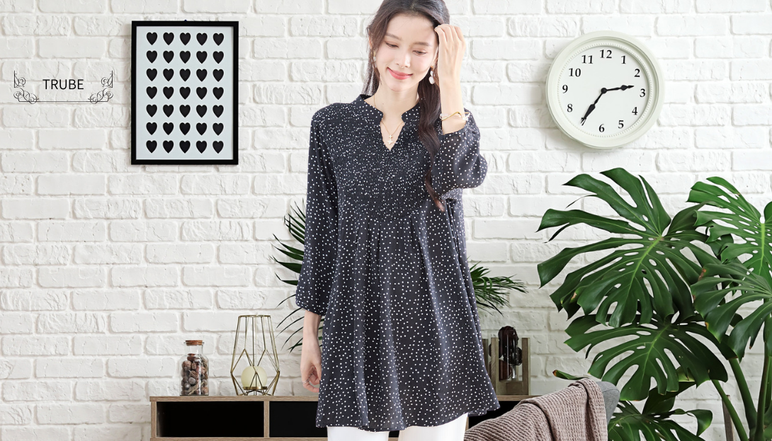 TRUBE【2025新作】【M〜L】ドット柄ラインストーン付きブラウス