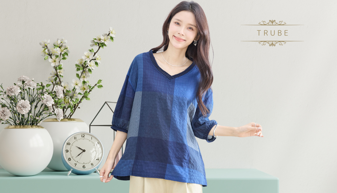 TRUBE【2025新作】【L〜LL】ブルーブロックチェックVネックブラウス