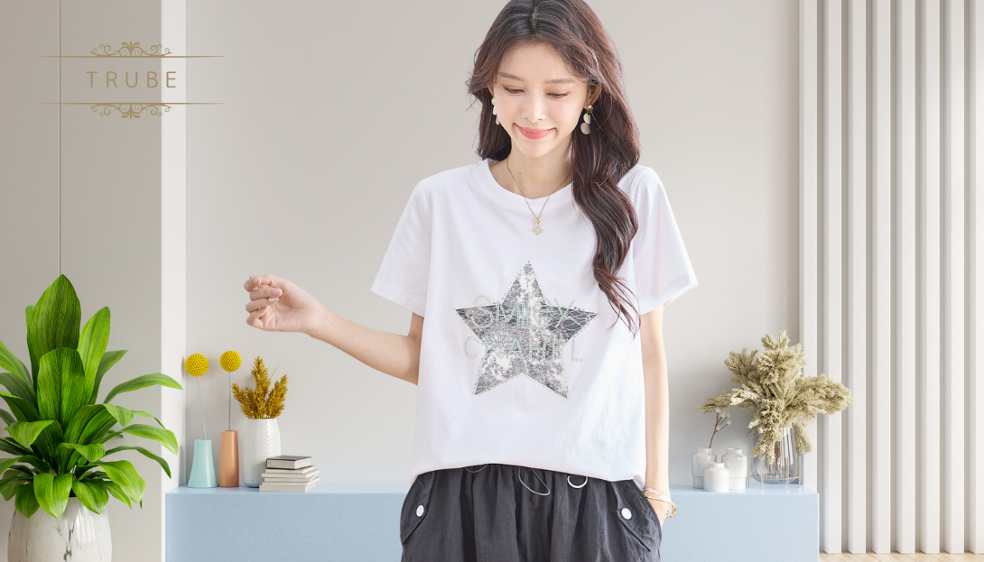 TRUBE【2025新作】【M〜L】デコスタースパンコールロゴTシャツ