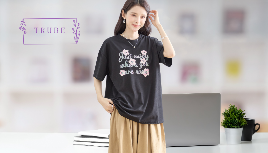 TRUBE【2025新作】【L〜LL】キラキラメッセージ&花びらデザインTシャツ ブラック