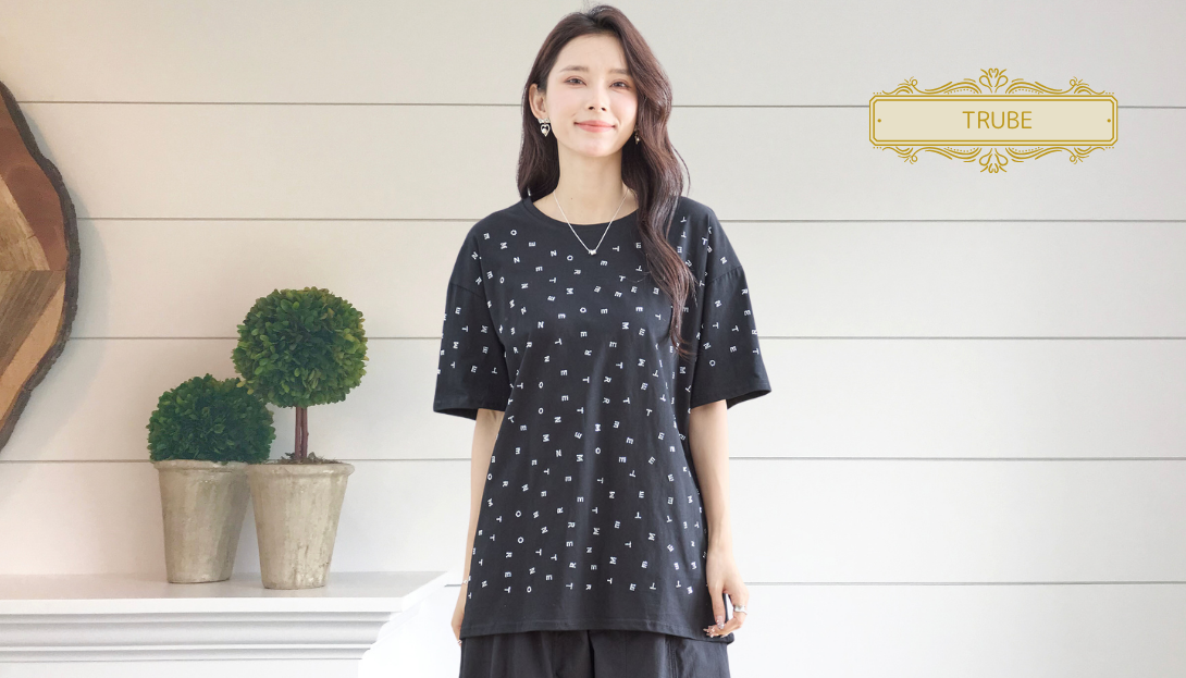 TRUBE【2025新作】【M〜L】キラキライニシャルパターンTシャツ