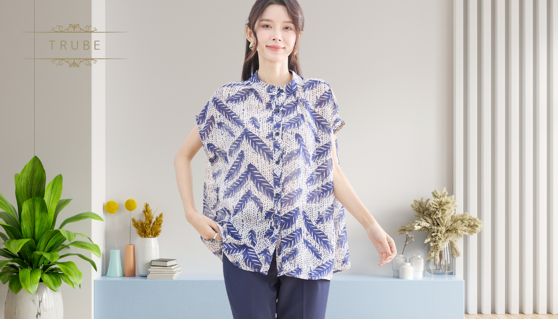 TRUBE【2025新作】【M〜L】フェザープリントスタンドカラーブラウス