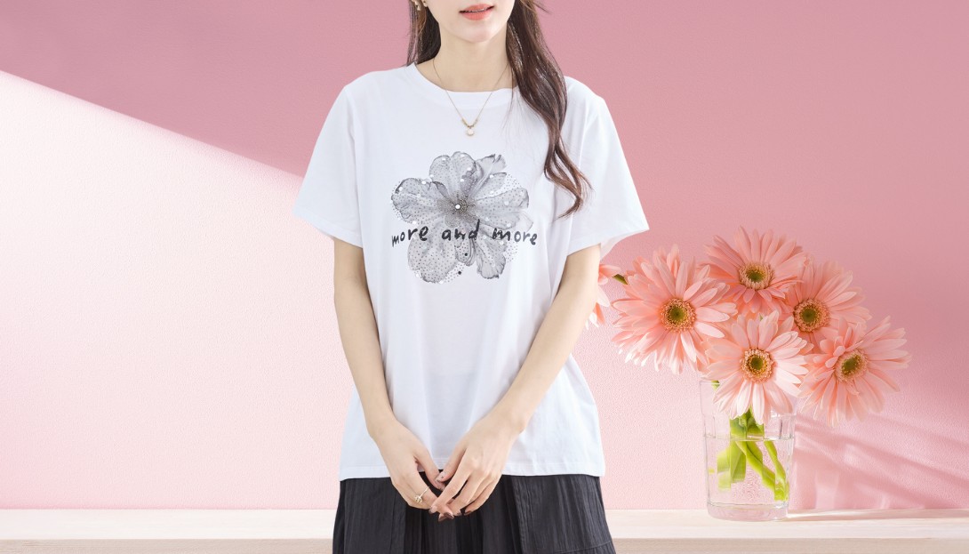 TRUBE【2025新作】【M〜L】フラワーラインストーンTシャツ ホワイト