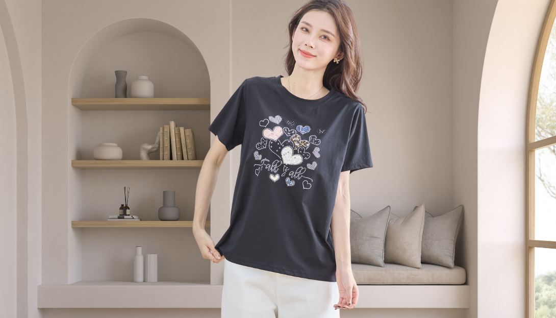 TRUBE【2025新作】【M〜L】ラインストーンハートグラフィックTシャツ ブラック