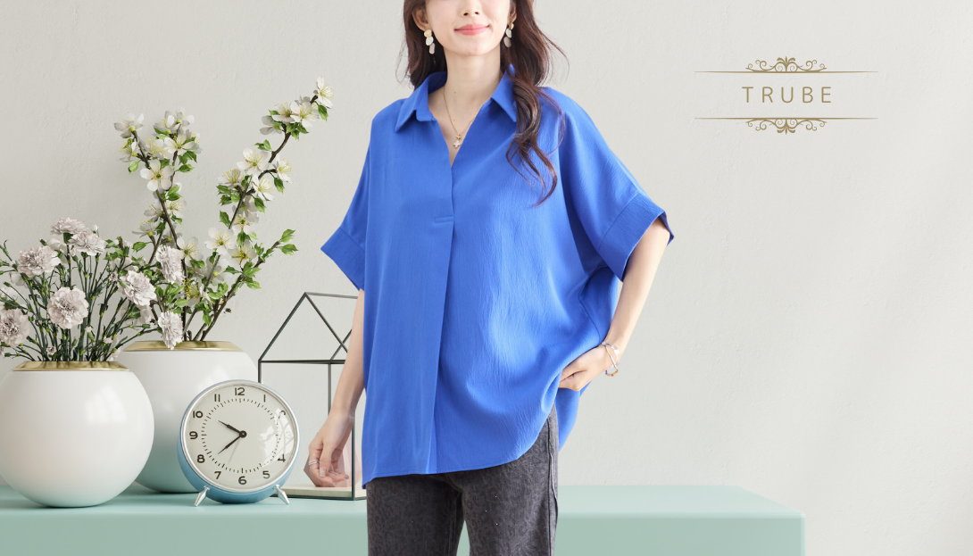 TRUBE【2025新作】【M〜L】シボクレープタッチVネックカラーブラウス ロイヤルブルー