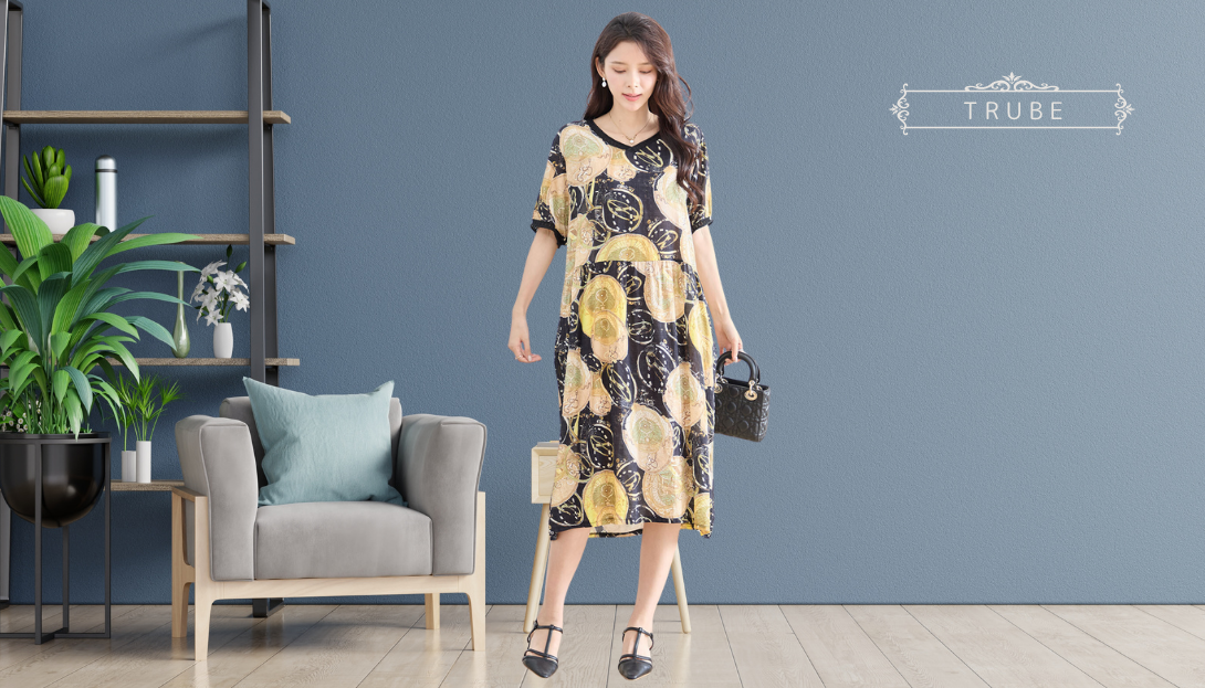 TRUBE【2025新作】【L〜LL】ヴィンテージアート柄Vネックコットンワンピース ブラック