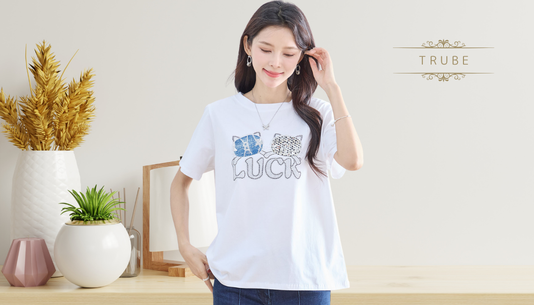 TRUBE【2025新作】【M〜L】LUCKキャットスパンコールTシャツ