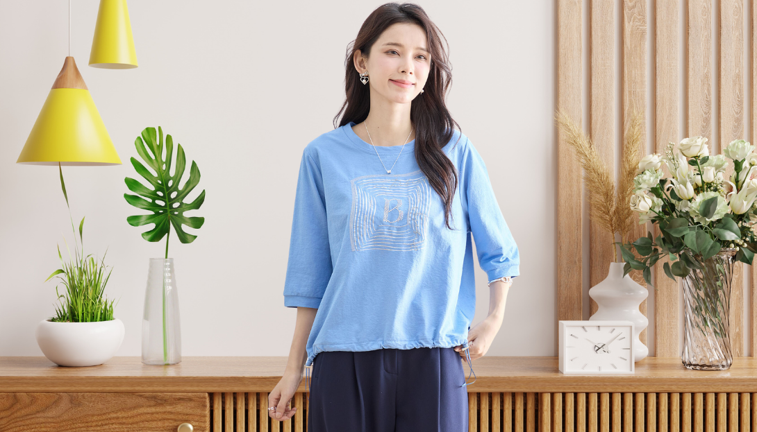 TRUBE【2025新作】【M〜L】スクエア刺繍ラインストーンロゴTシャツ