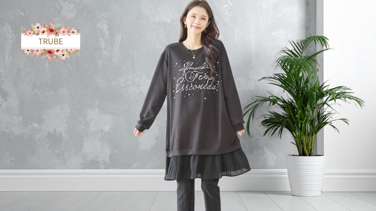 TRUBE【2025新作】【L〜LL】パール付き英字デザインロゴ裾ギャザーチュールチュニックワンピー