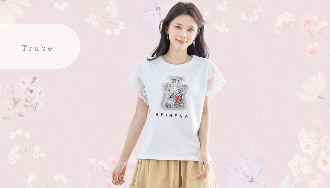 TRUBE【2025新作】【M〜L】レース袖キラキラ香水ボトルフェミニンTシャツ