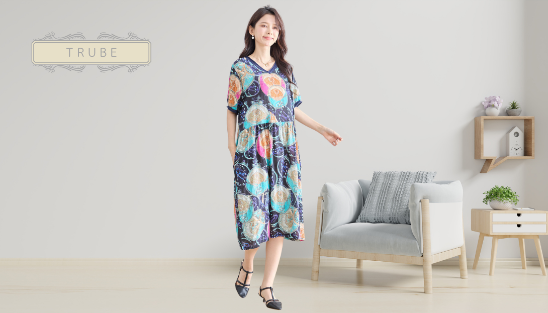TRUBE【2025新作】【L〜LL】ヴィンテージアート柄Vネックコットンワンピース ブルー
