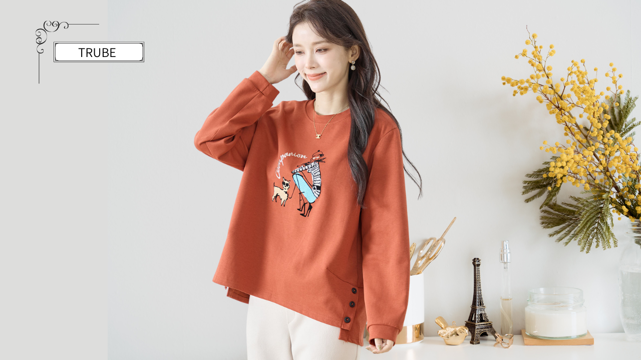 TRUBE【2025新作】【M〜L】ガールプリントサイドボタンカットソー