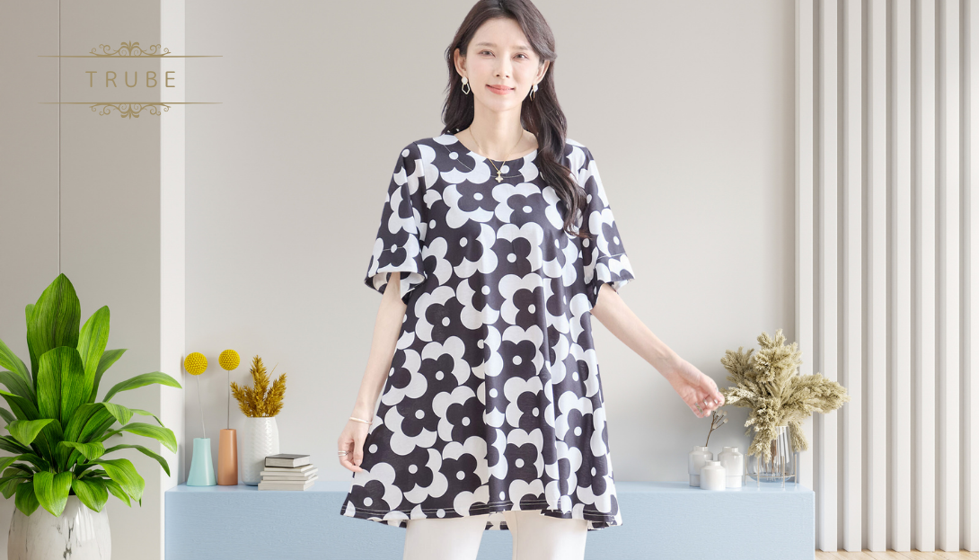 TRUBE【2025新作】【M〜L】イラストフラワープリントフレアチュニック