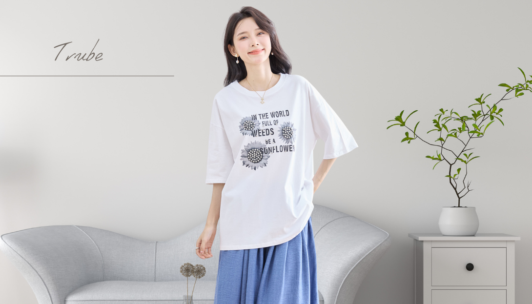 TRUBE【2025新作】【L〜LL】ビジューアクセントひまわりプリントTシャツ