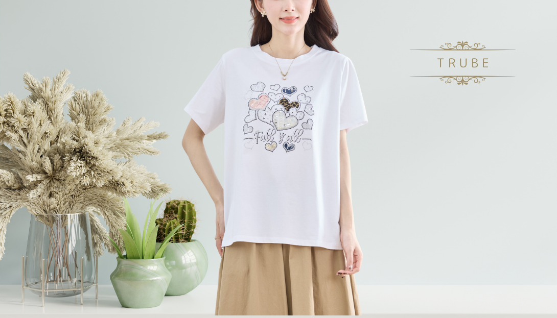 TRUBE【2025新作】【M〜L】ラインストーンハートグラフィックTシャツ