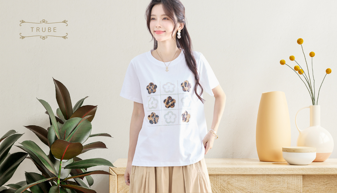 TRUBE【2025新作】【M〜L】スパンコールフラワーグリッドTシャツ