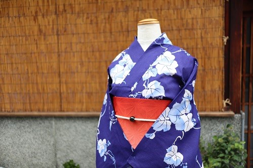 定番の紺色浴衣に赤色の帯。今年のイメージにチェンジ！