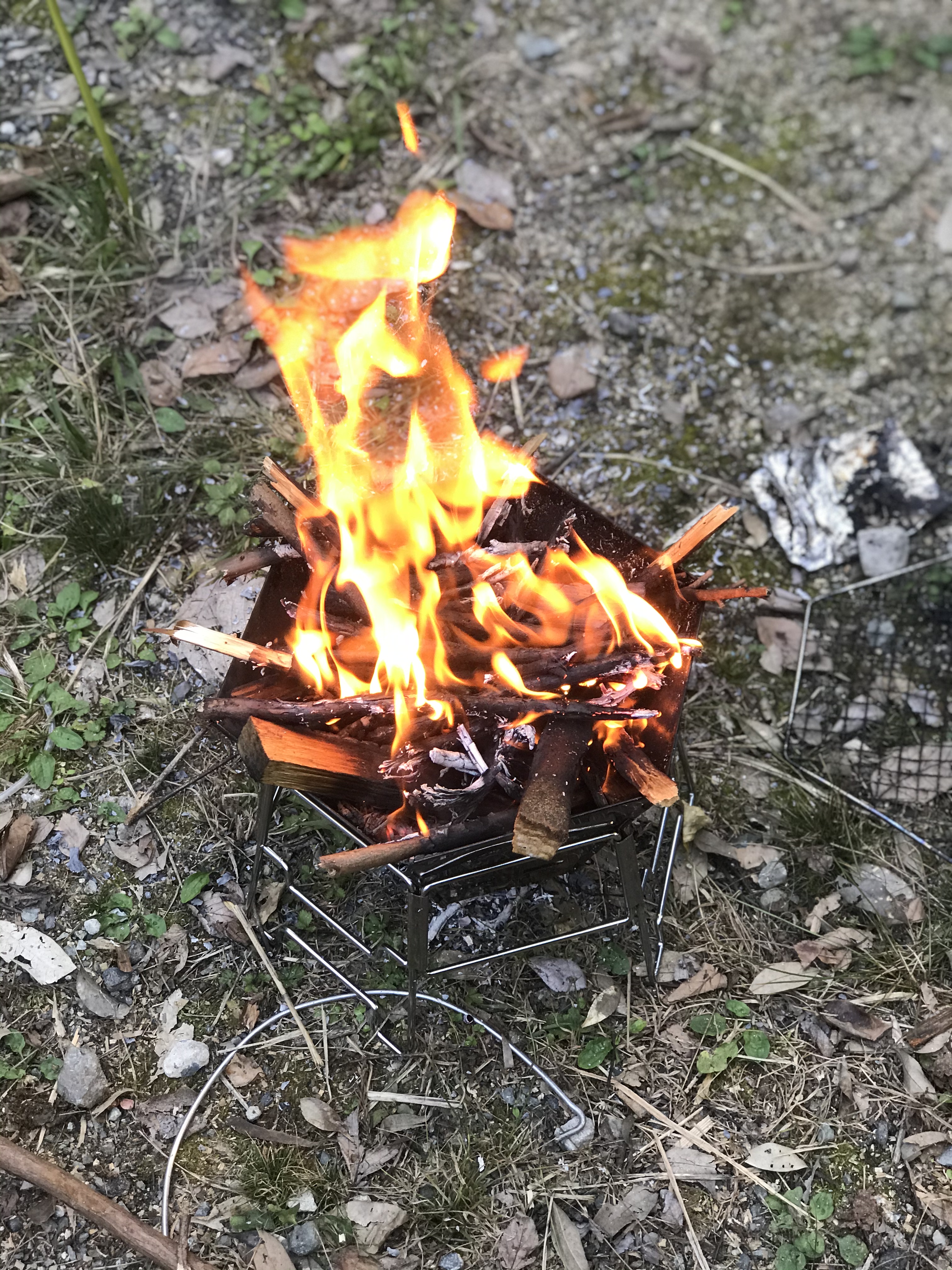 皆様、焚き火が楽しい季節になりましたが、いかがお過ごしでしょうか？