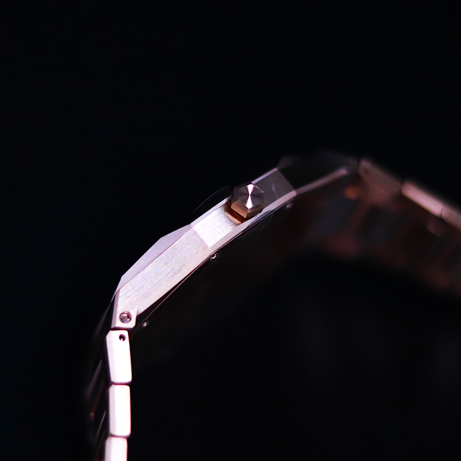 厚さ6mm、無駄を省き、本質を際立たせる