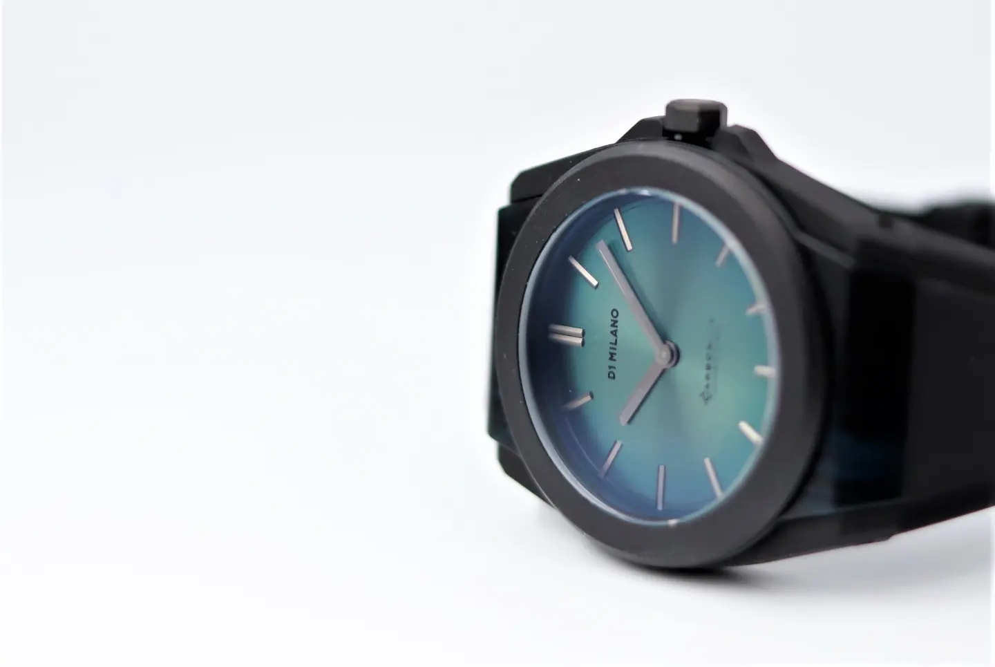 「D1 MILANO」 よりハイスペックな特殊素材ケースの新作「CARBONLITE」