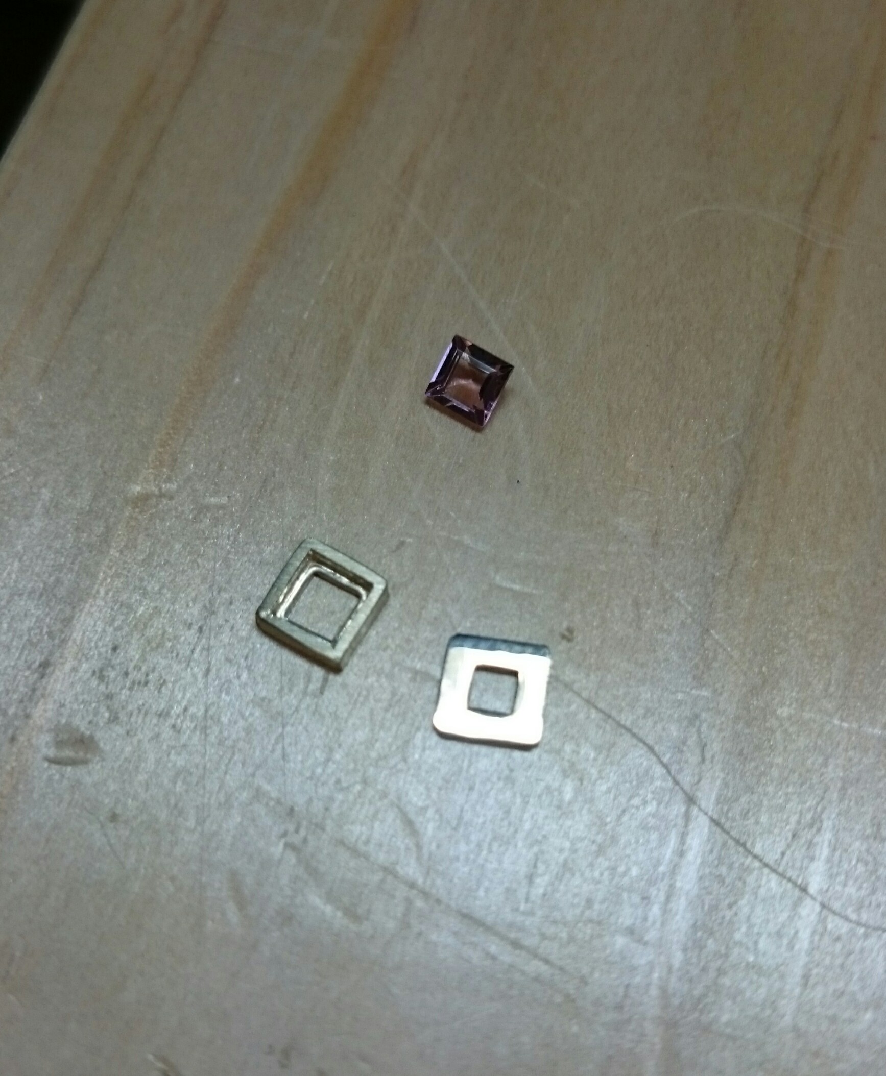 ネックレス製作中