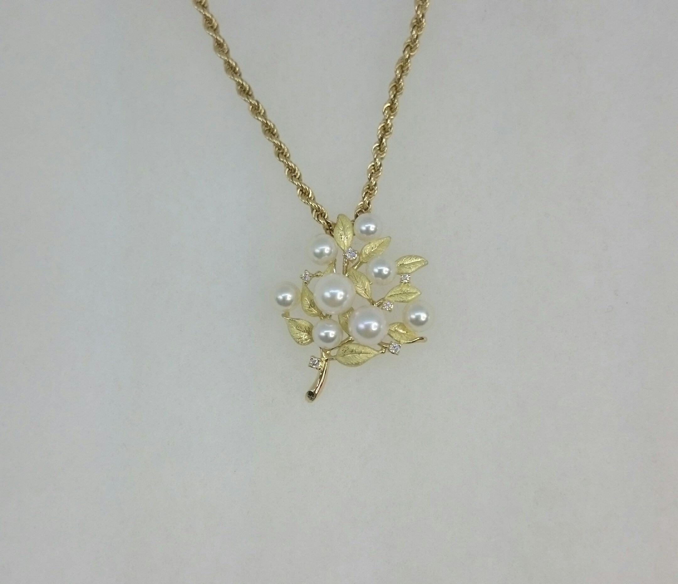 パールペンダントとプチポワン(ブローチ)