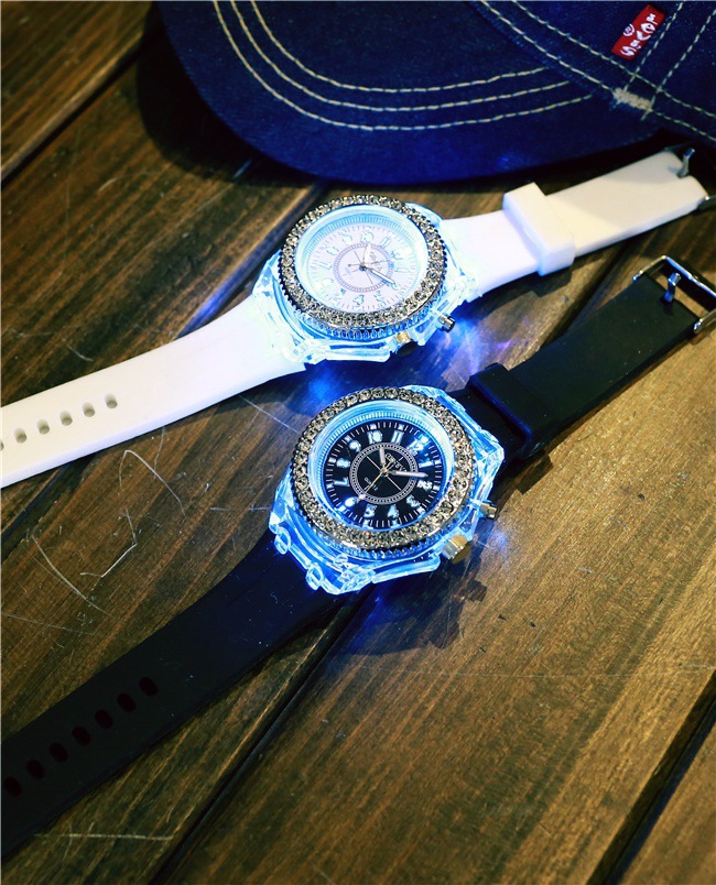 2つの腕時計。ＬＥＤで7色に光る！と、インパクト大な花柄がインスタ映え♪【早速ご購入頂いてます♪】