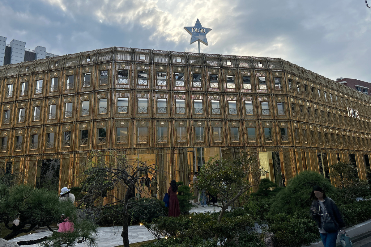 代官山「バンブー パビリオン」誕生記念。 伝統の30モンテーニュ柄のスカーフで紐解くディオールの歴史