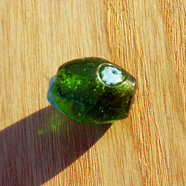緑のガラス製ガーナビーズ水色の花模様