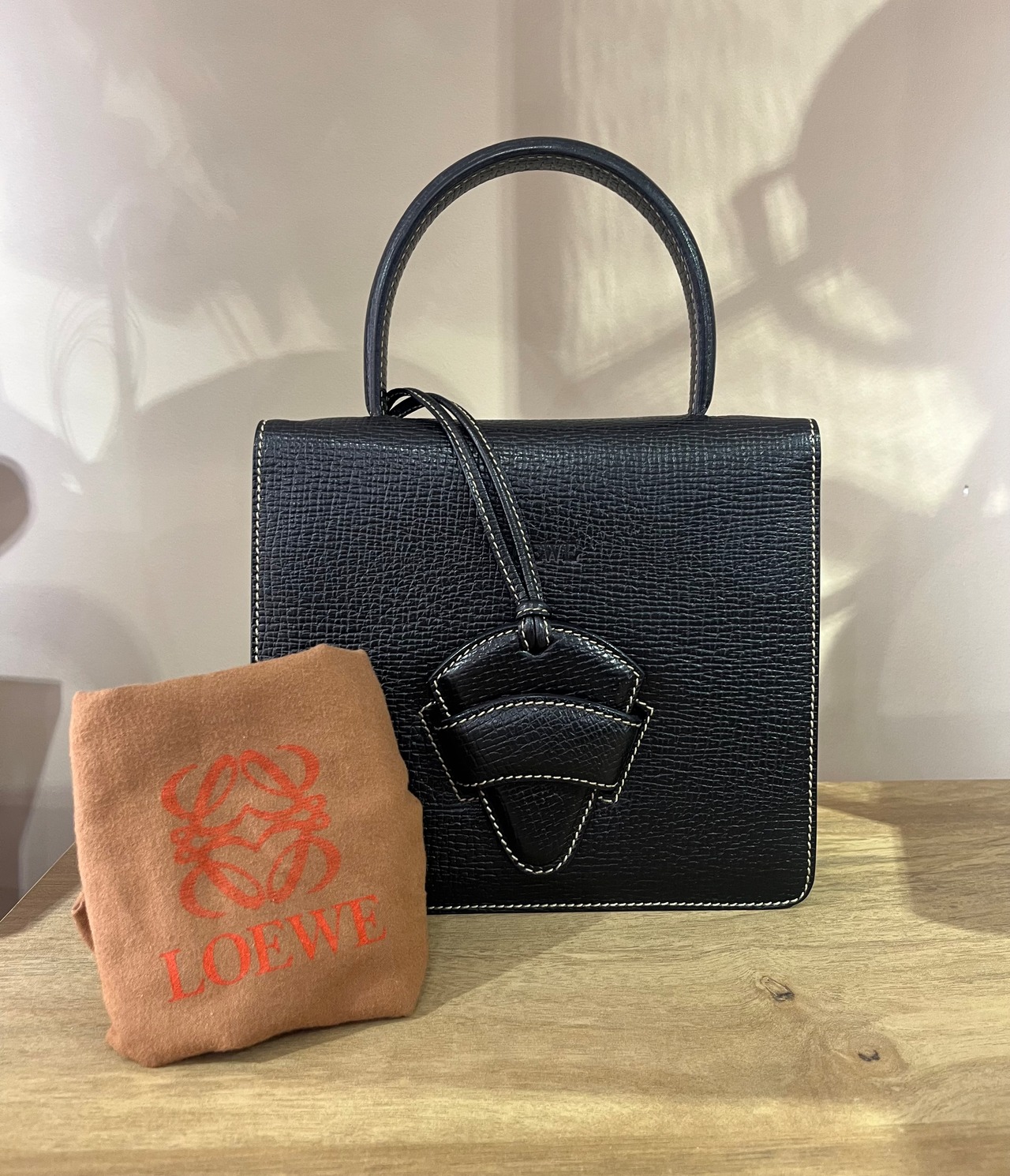 【LOEWE｜バルセロナ】洗練と存在感を兼ね備えた、特別なブラックレザー