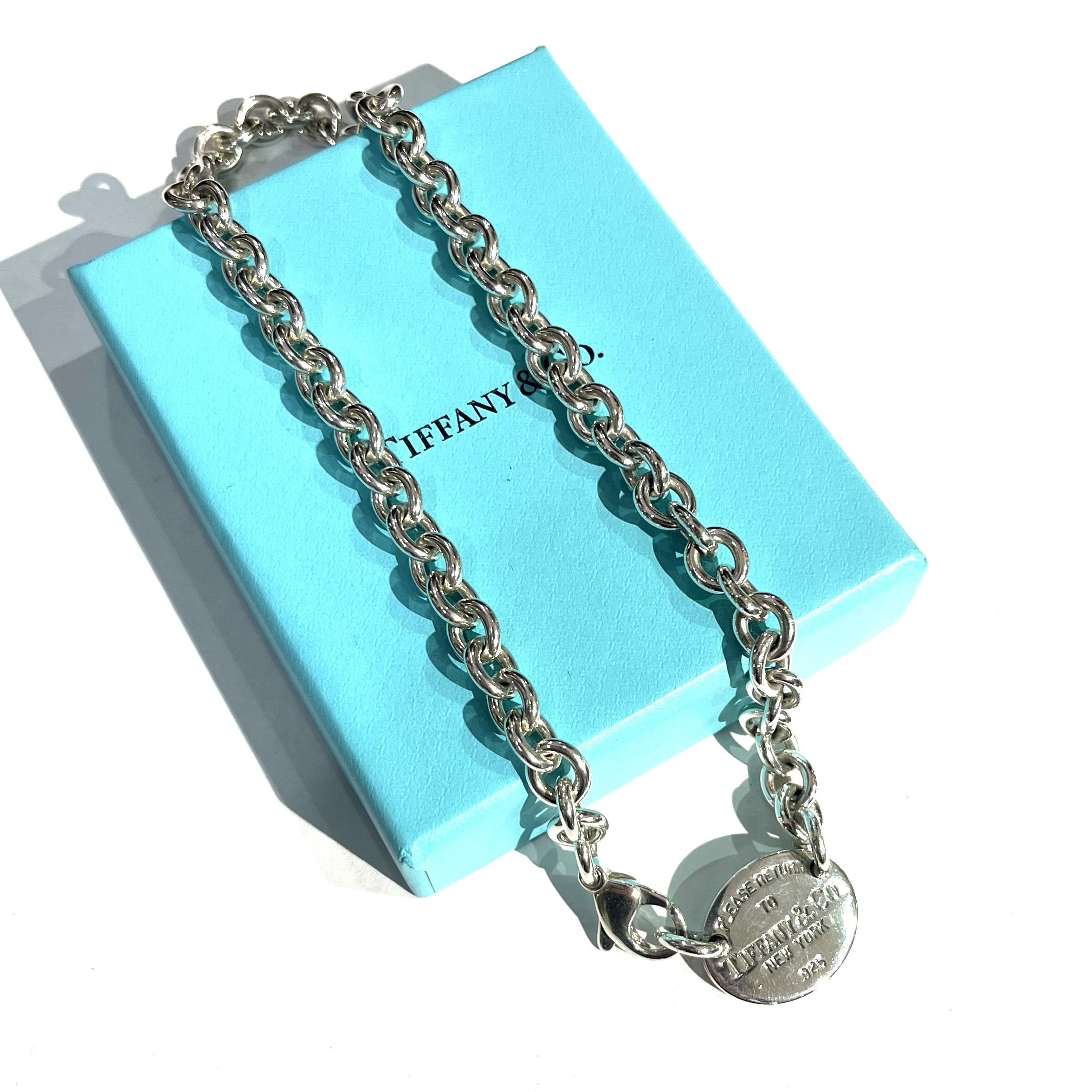 シルバー「月の金属」**とも呼ばれ、 柔らかな光沢と静かな輝きで人々を魅了。