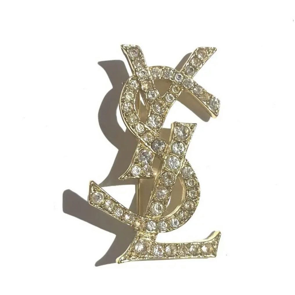 一つで印象が変わる。洒落感が“完成”するヴィンテージブローチ。