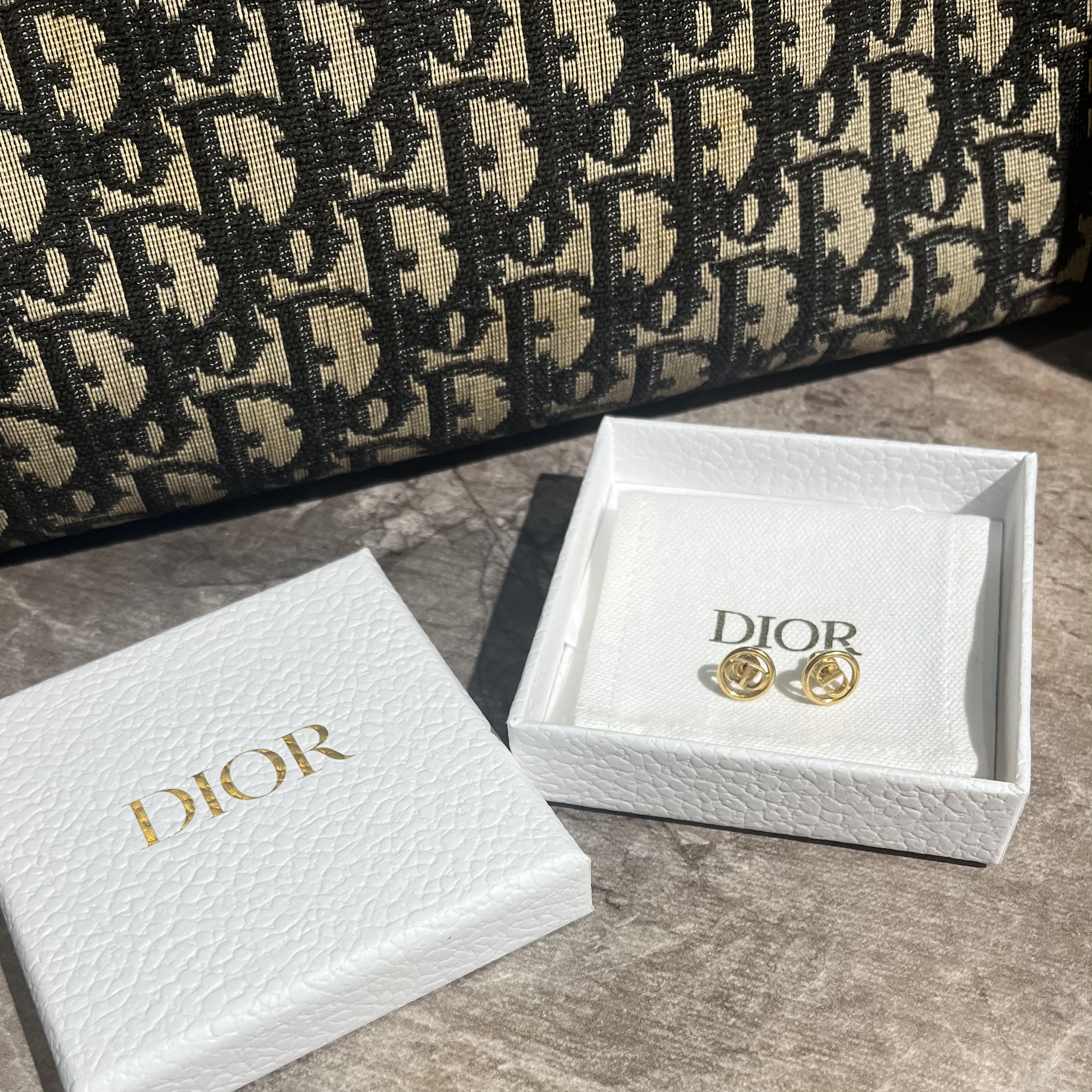 今だからこそ新鮮！一点で印象を変える力を持つVINTAGEDIOR