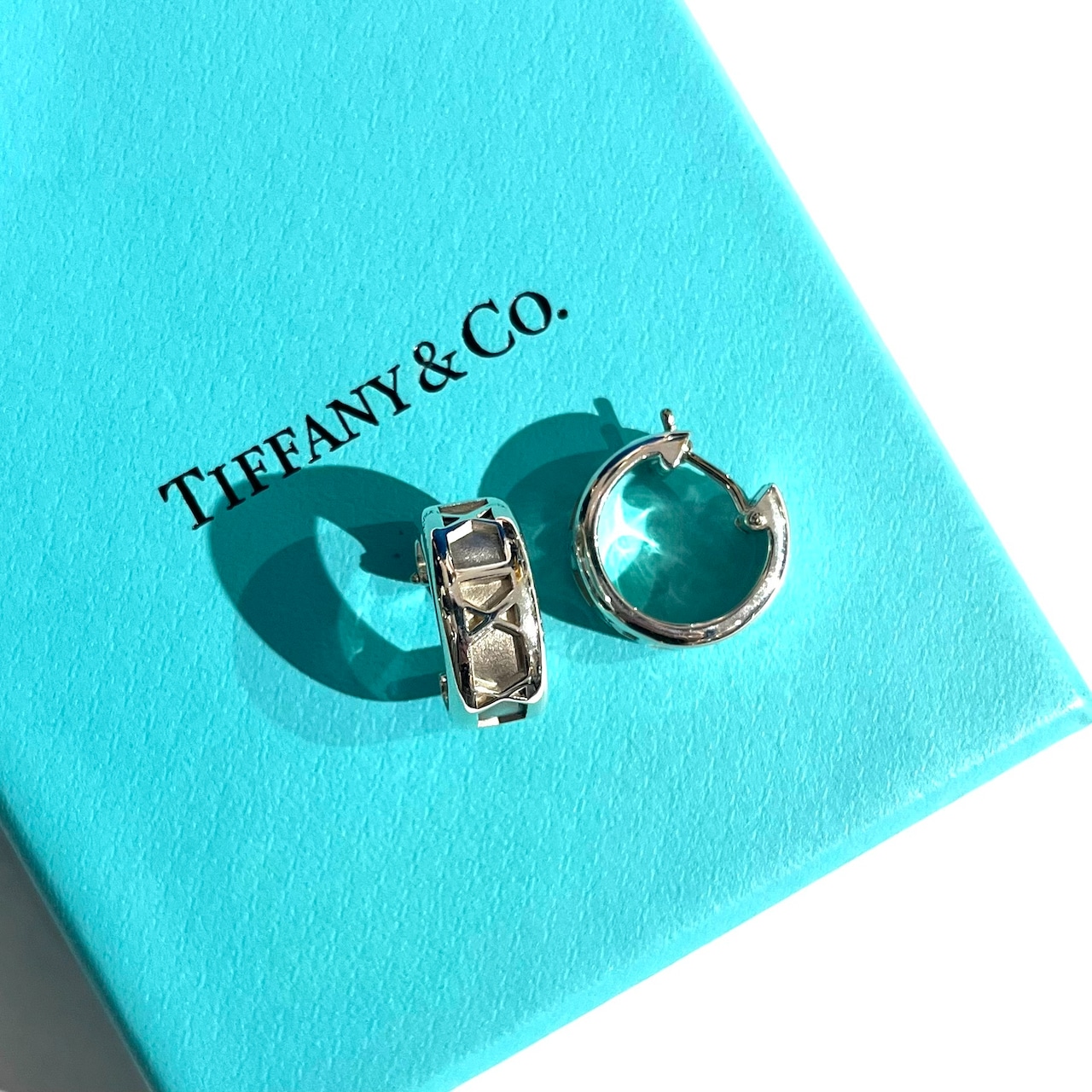 【TIFFANY&CO.】流行りに流されない。時を刻むアトラスコレクションの美しき銀の輝き