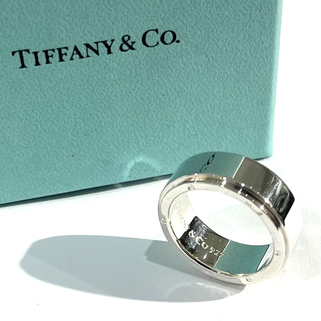 ビスが打ち込まれたリング。TIFFANY & CO\.都会的な存在感　