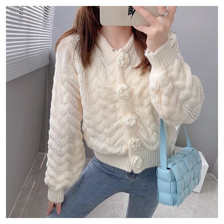 お花ボタンにふわふわニット！毎日がHappyになるお洋服