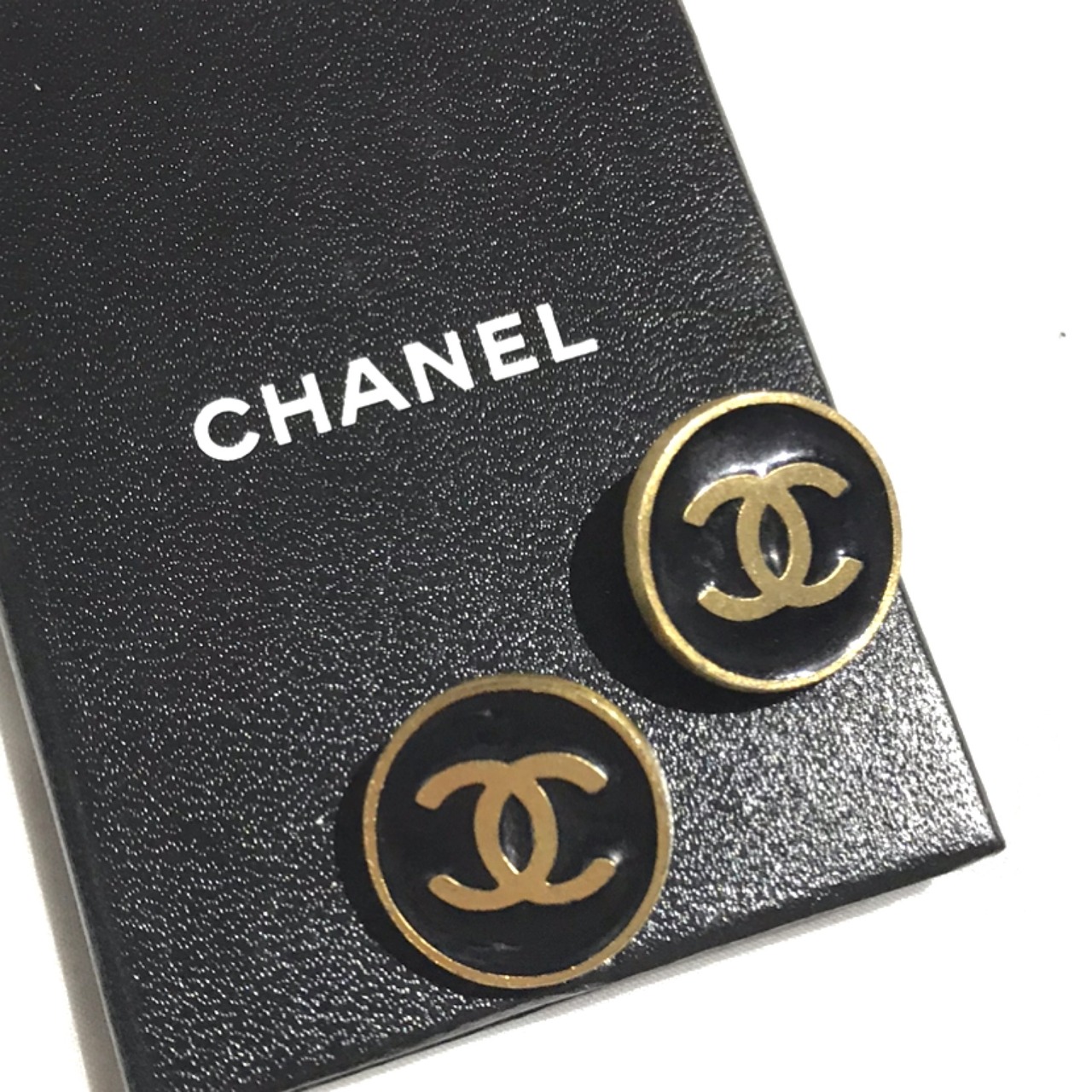 【シャネル ヴィンテージイヤリングの魅力と価値とは？｜CHANELの希少なアクセサリー】