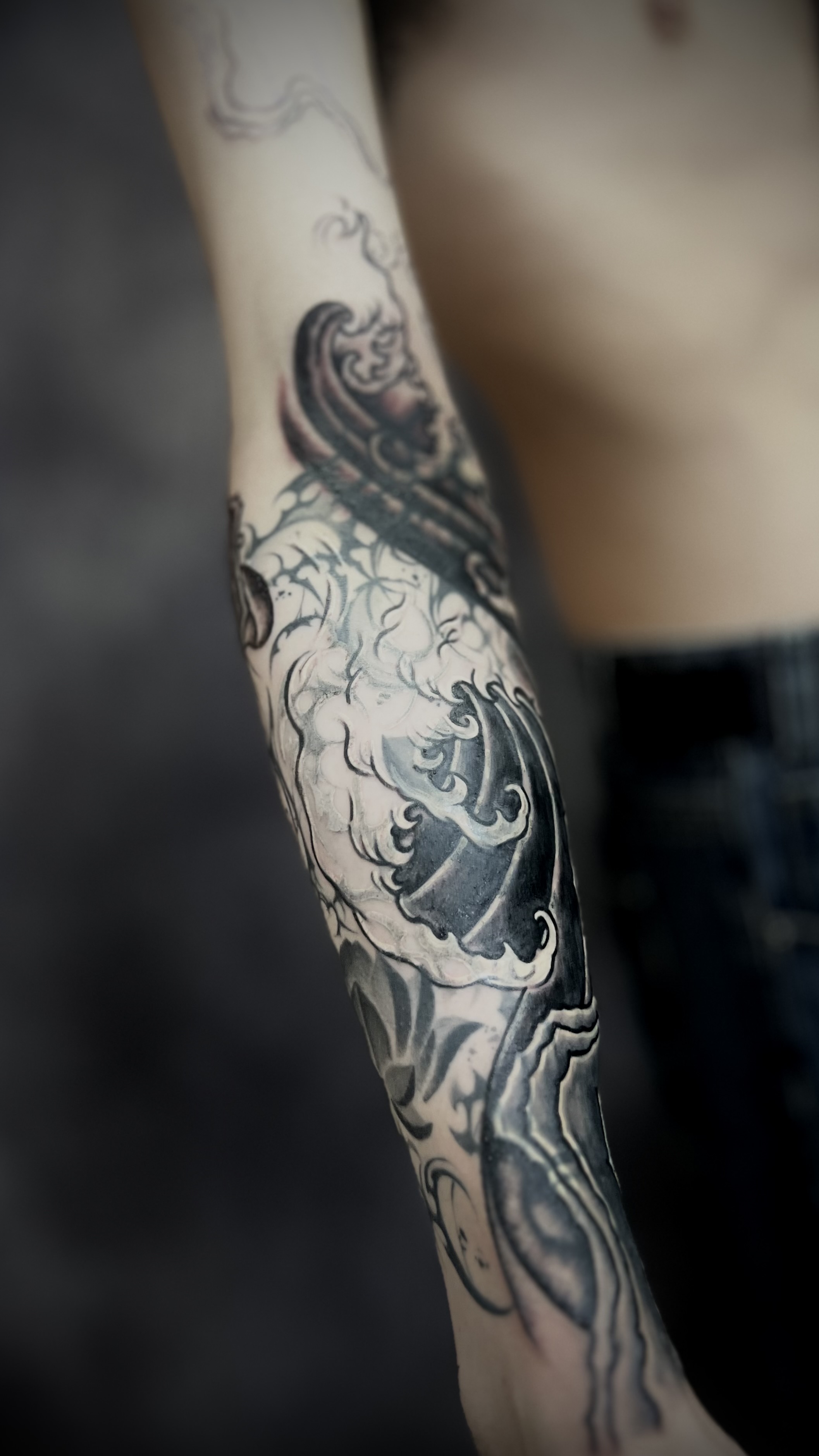 ブラックアウト ブラックアーム 白筋彫り ブラックワーク 他店仕事延長追加 カバーアップタトゥー