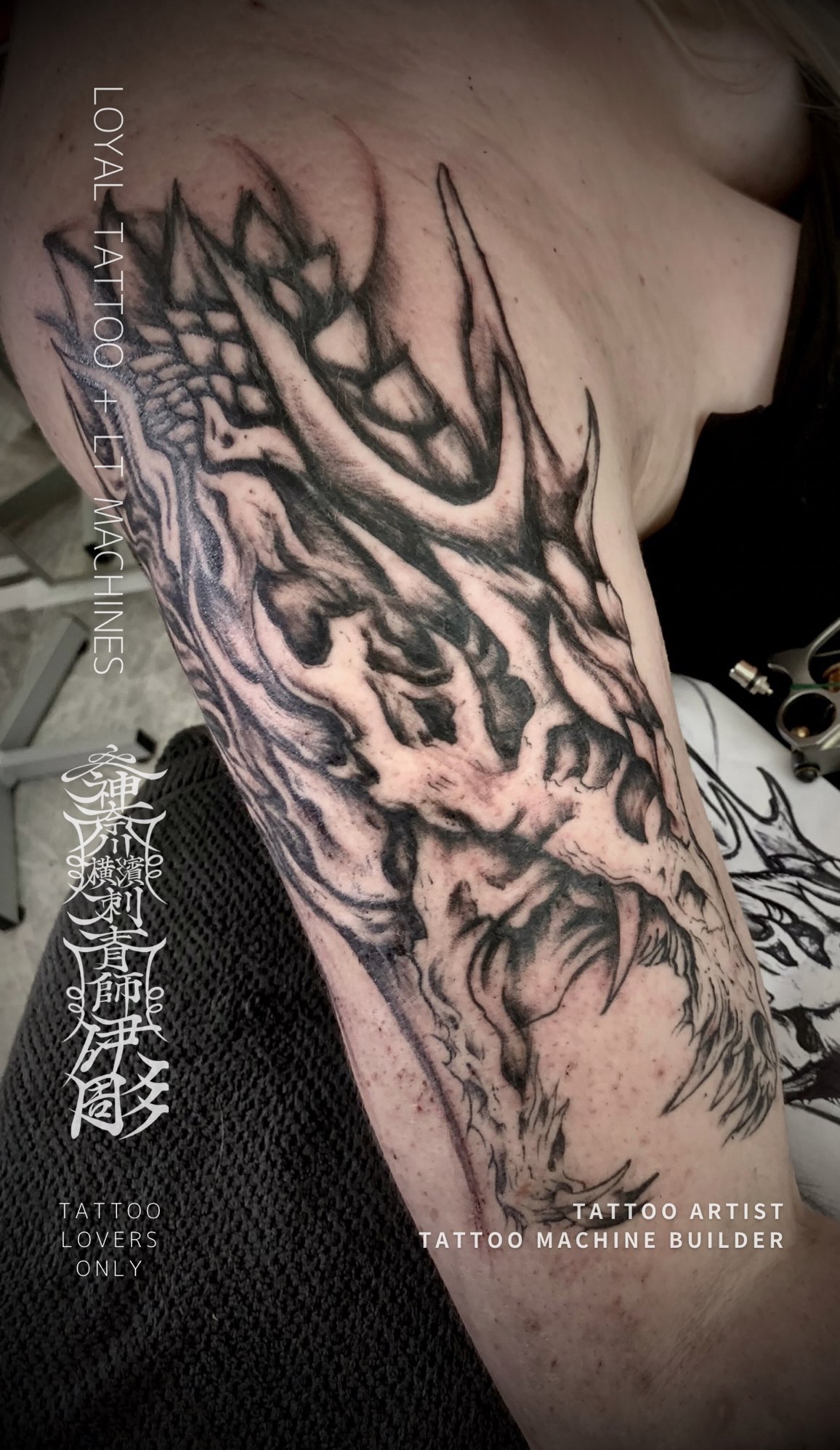 No.106 ハーフスリーブタトゥー『黒龍骨』守護と滅びの美 | LOYAL TATTOO