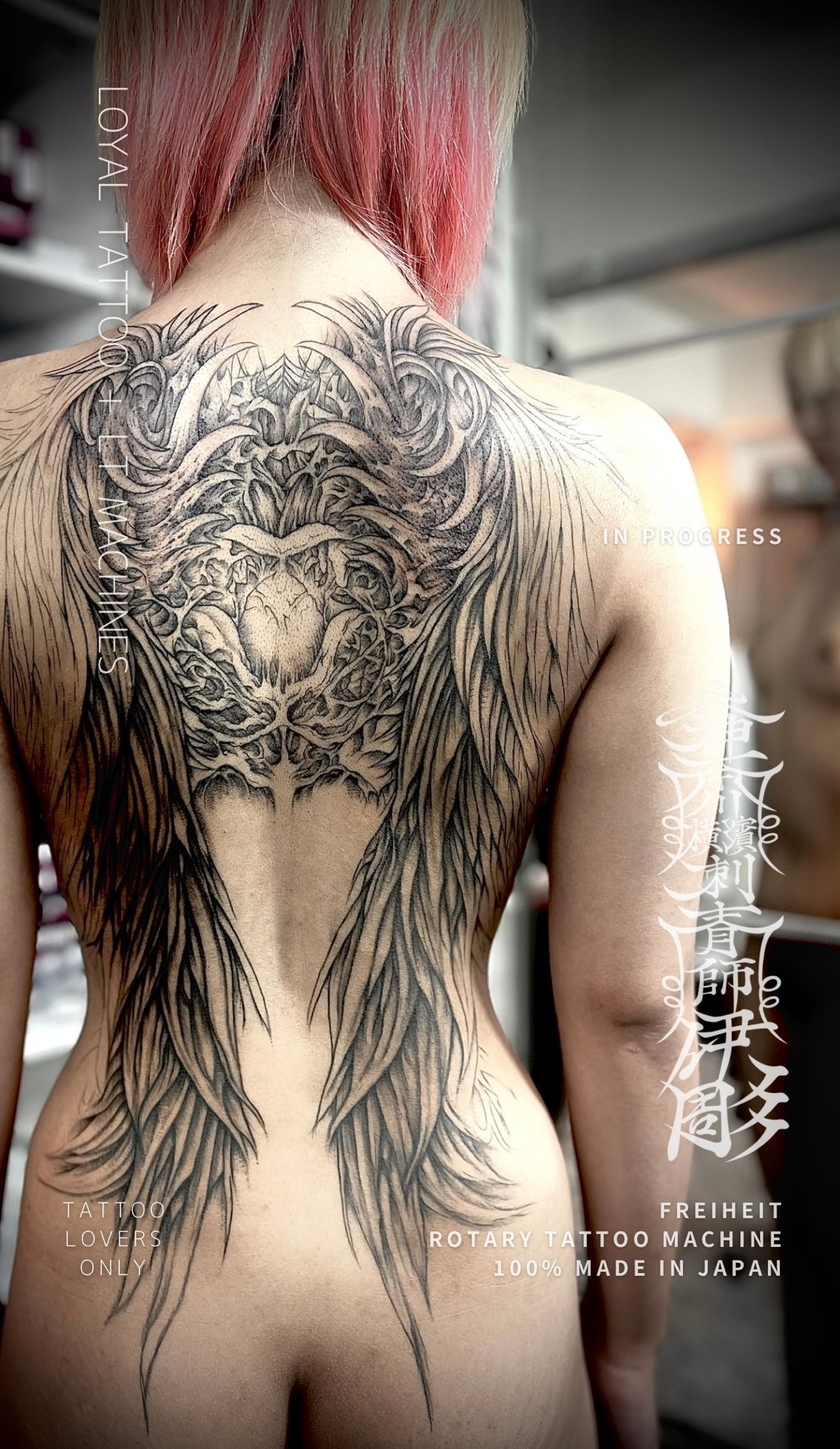 バックピースタトゥー『羽音』タトゥー女子図鑑トップ画像作品として | LOYAL TATTOO