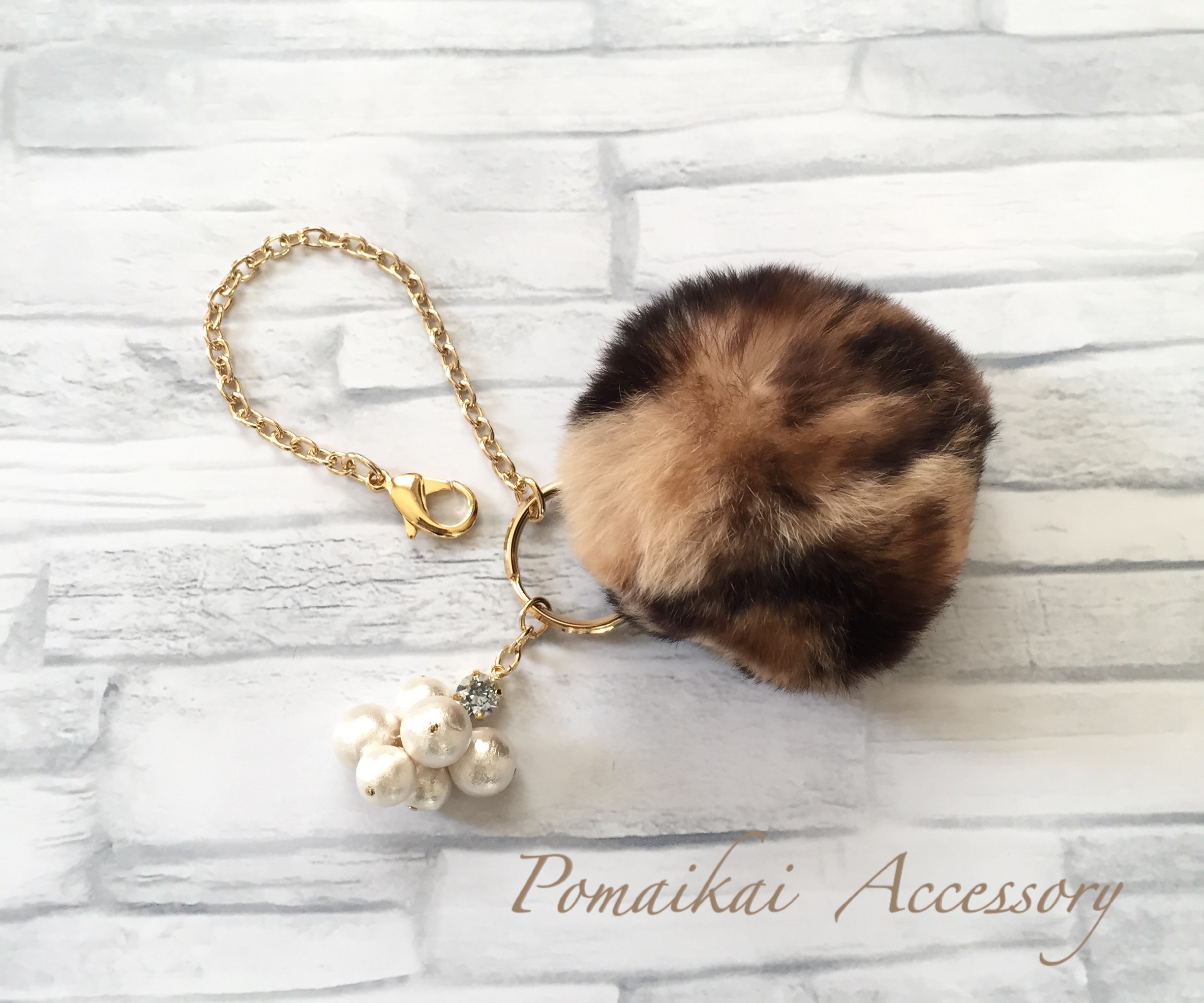 ふわふわファーのバッグチャーム