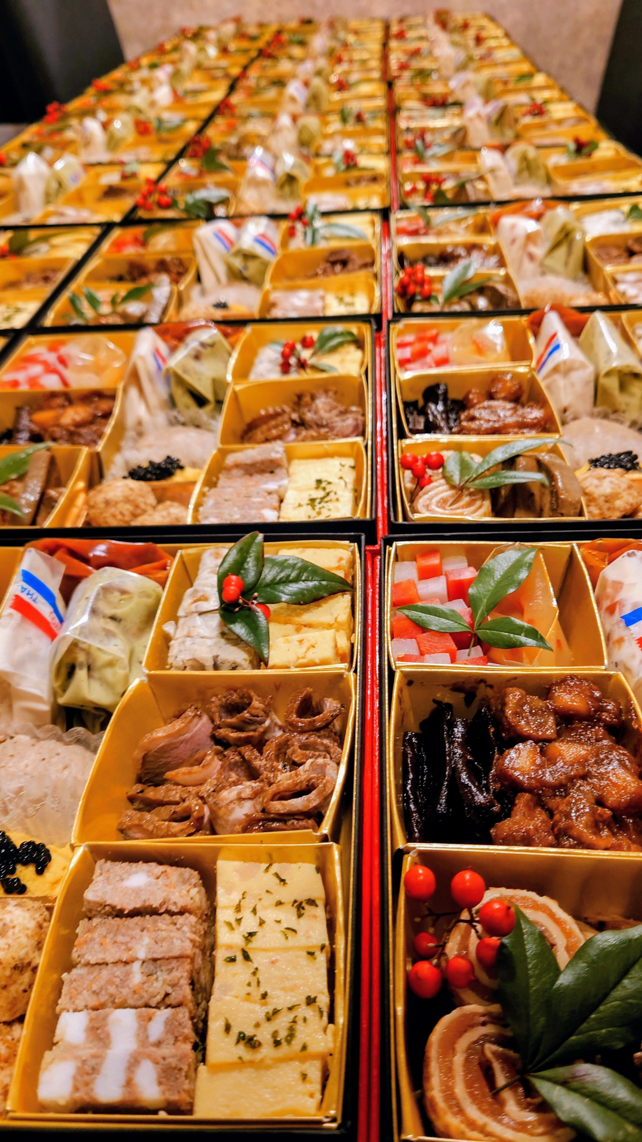 『シェフ手作りのＳＡＬＴのおせち』販売受付開始しました！