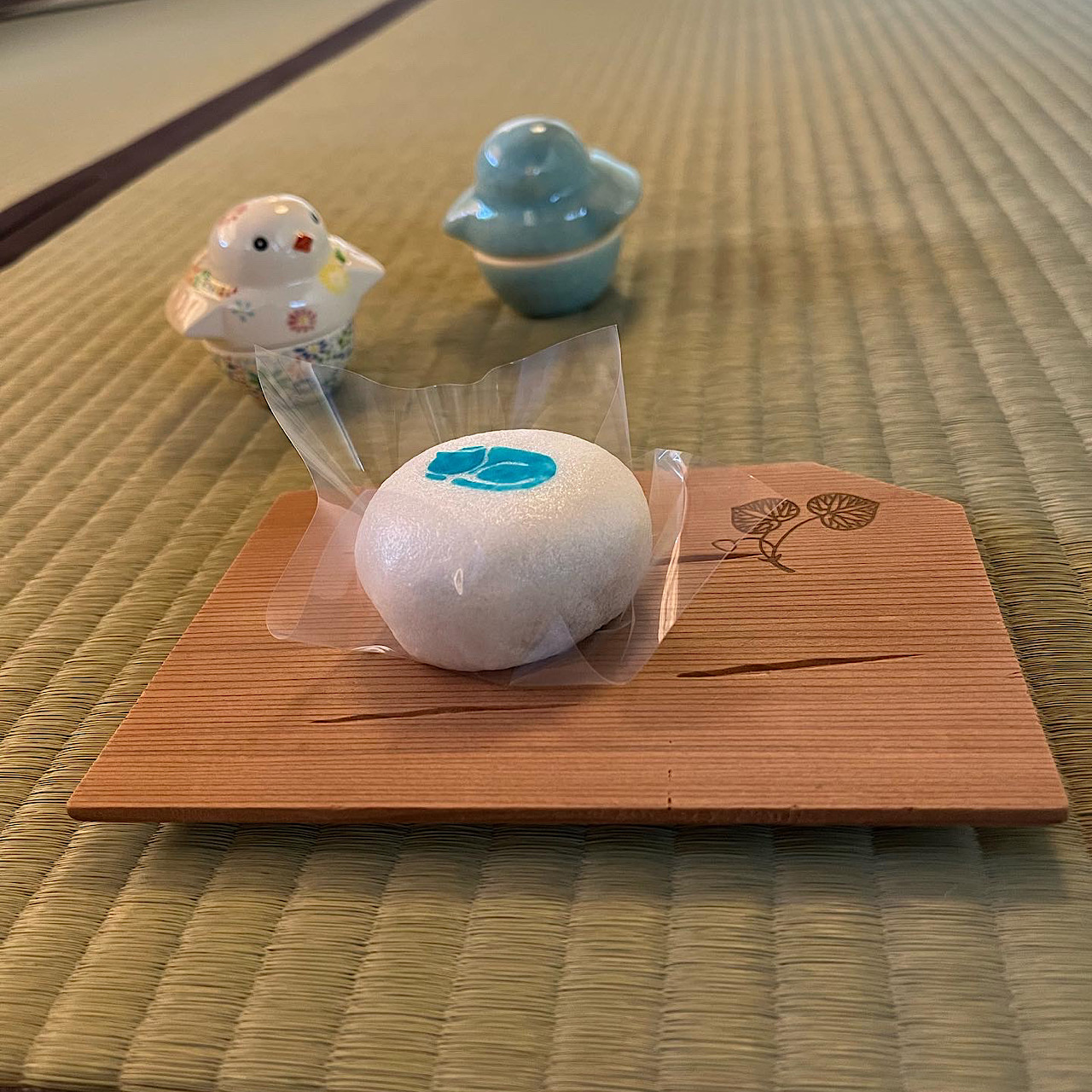京都御所「拾翠亭」春眠茶会、主菓子に老松さんの上用饅頭(青い眠り猫)とすずめの理由