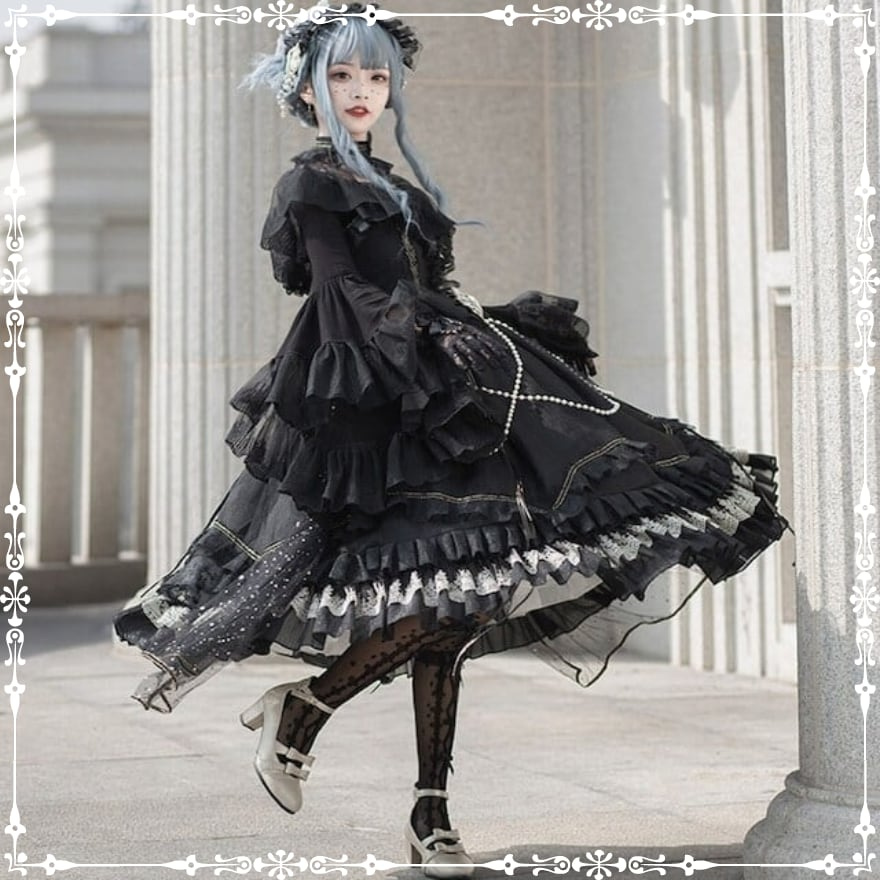 ゴスロリワンピースの選び方｜黒の二層構造の美しさとシーン別コーデを莉子が解説｜SEASONZ